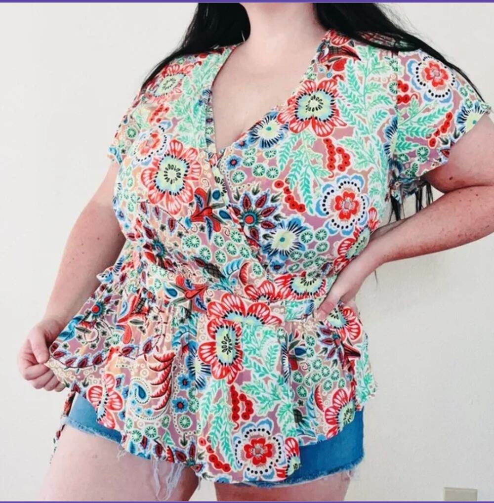 Crown & Ivy wrap top 0x plus colorful
